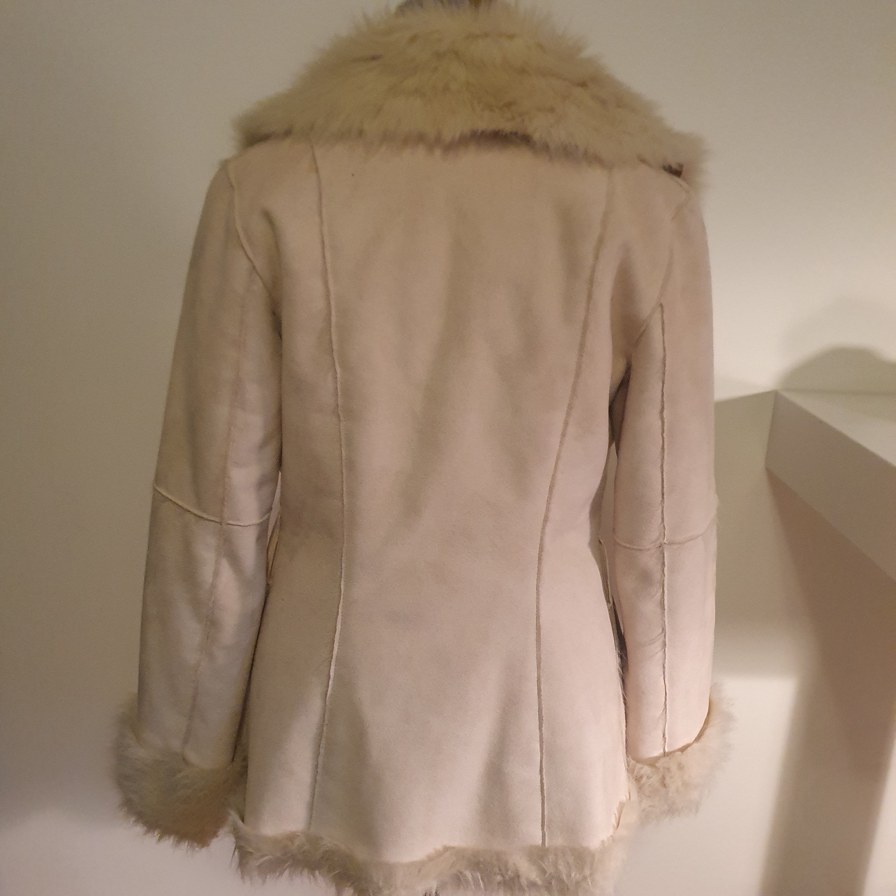 Vit skinn jacka med päls