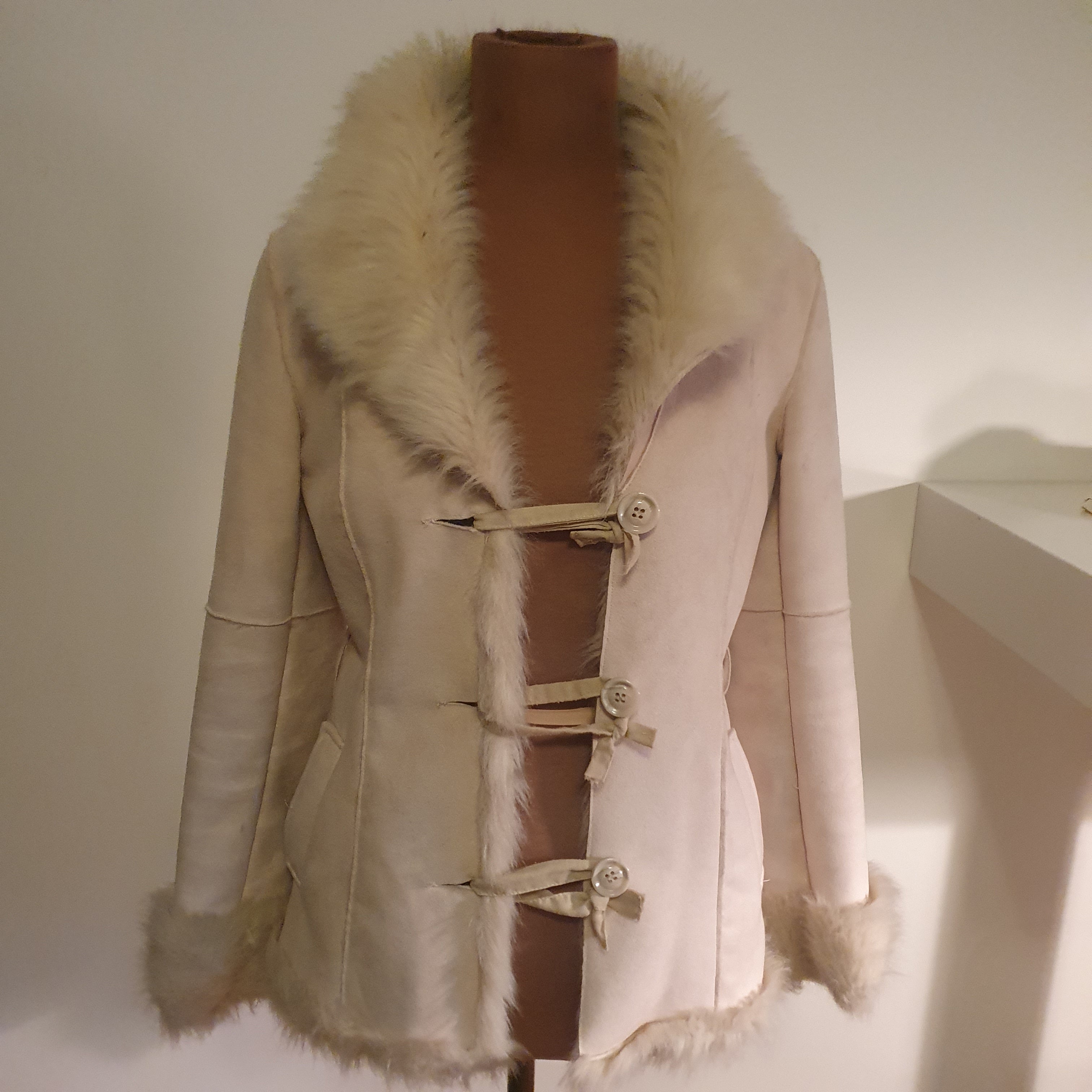 Vit skinn jacka med päls